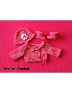 Ensemble gilet, bonnet et chaussons pour poupon ou bébé taille 3 mois