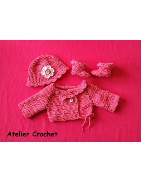 Ensemble gilet, bonnet et chaussons pour poupon ou bébé taille 3 mois