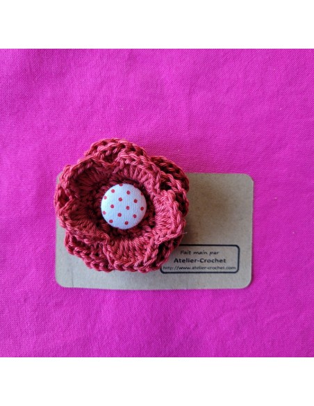 Broche au crochet en forme de fleur