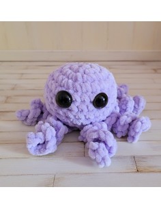 bébé poulpe mauve réalisé à la main au crochet