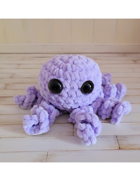 bébé poulpe mauve réalisé à la main au crochet