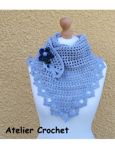 Châle au crochet et sa broche fleur