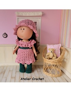 ensemble robe, chapeau et bottes au crochet pour poupée Mia Nines d'Onil