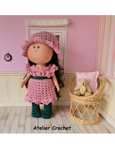 ensemble robe, chapeau et bottes au crochet pour poupée Mia Nines d'Onil