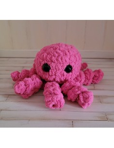 bébé poulpe rose bonbon réalisé à la main au crochet