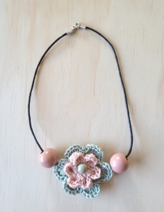 Collier fleur au crochet