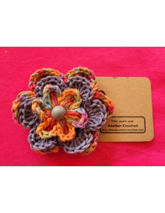 Broche au crochet en forme de fleur