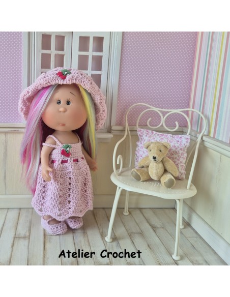Ensemble robe, chapeau et chaussures au crochet pour poupée Little Mia Nines d'Onil