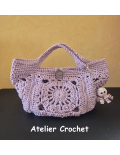 Sac réalisé à la main au crochet avec son bijou de sac en forme de poulpe.