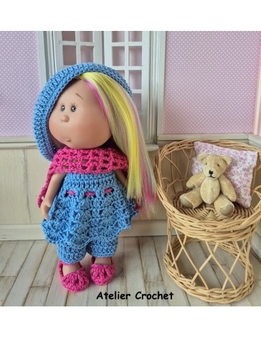 Ensemble pantalon, tunique, béret, étole et chaussures au crochet pour poupée Little Mia Nines d'Onil