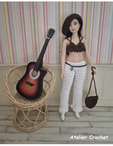 top, pantalon, ceinture, béret et sac ensemble au crochet pour poupée Barbie Curvy