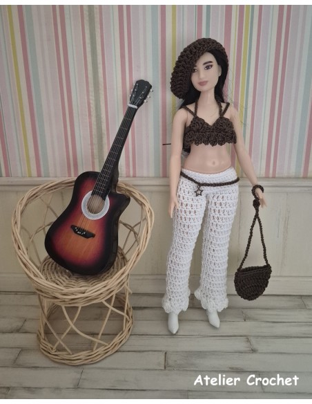 top, pantalon, ceinture, béret et sac ensemble au crochet pour poupée Barbie Curvy