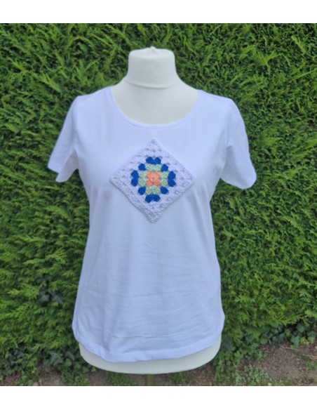 Tee-shirt blanc customisé avec un carré "granny" multicolore fait main au crochet