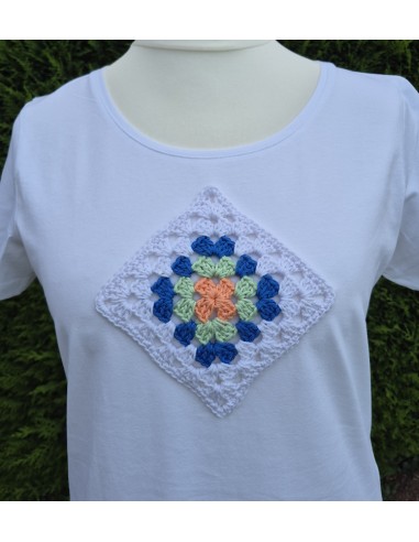 Tee-shirt blanc customisé avec un carré "granny" multicolore fait main au crochet