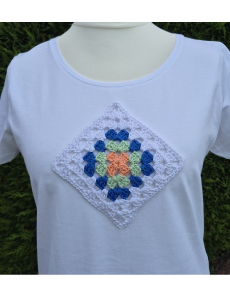 Tee-shirt blanc customisé avec un carré "granny" multicolore fait main au crochet