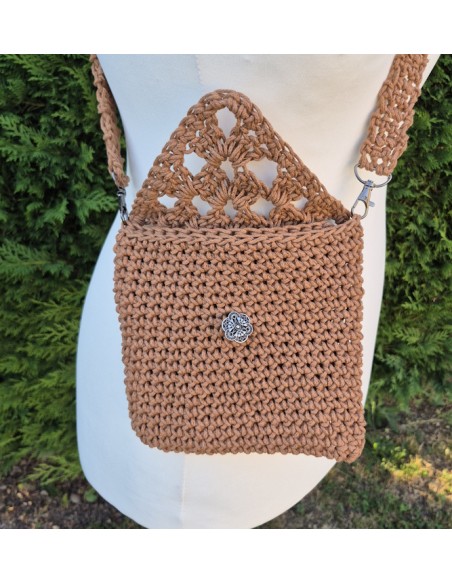 sac marron pour femme à base de granny au crochet