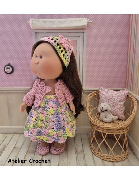 Ensemble robe, gilet, fichu et chaussures au crochet pour poupée Mia Nines d'Onil